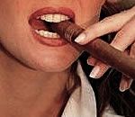 葉巻をくわえる女性